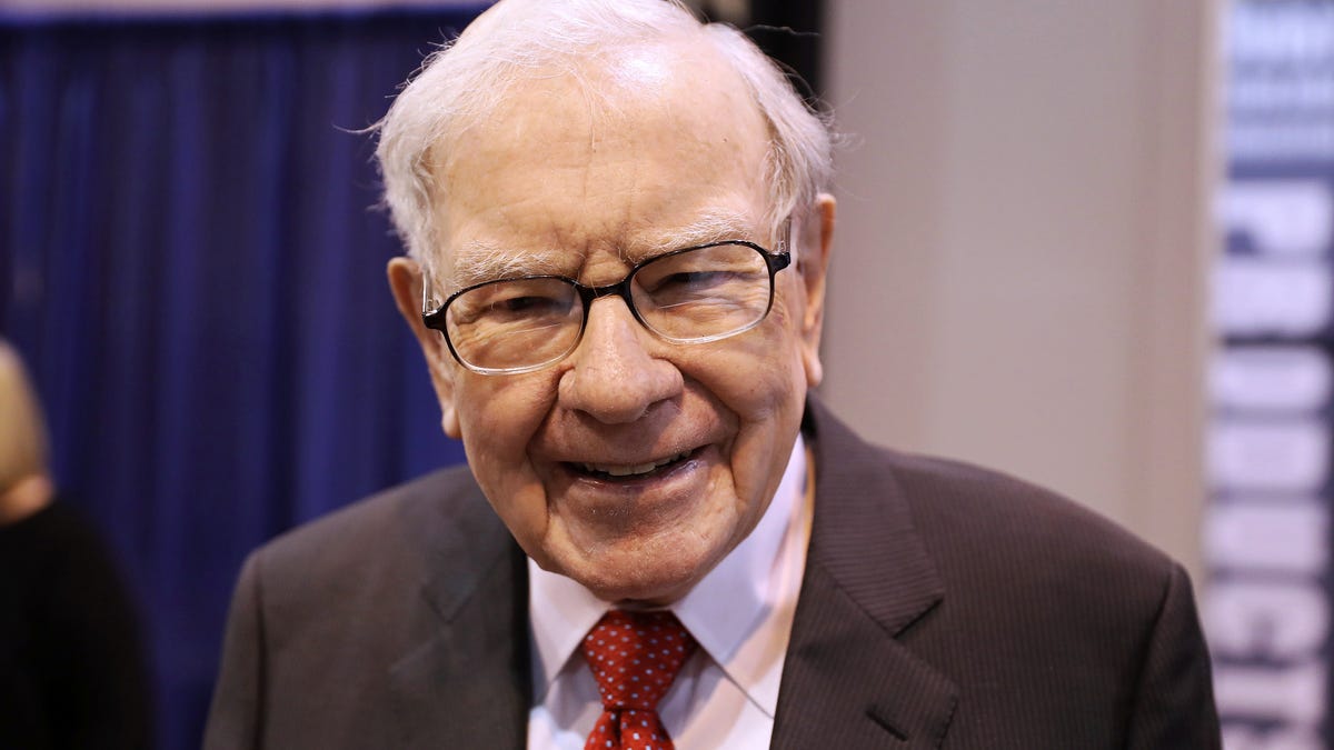 Berkshire Hathaway sold a lot of Apple stock — but Warren Buffett isn’t giving up on it